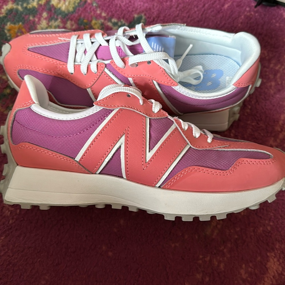 BNIB New balance 327. Pink and purple size 9.5